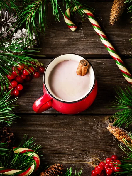 Tazza di cioccolata calda e decorazioni natalizie su sfondo di legno . — Foto Stock