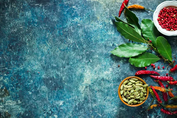 Metin için yer mavi taş zemin üzerine baharat.