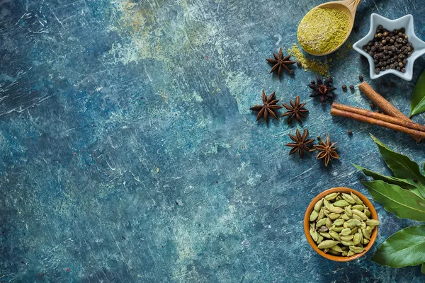 Metin için yer mavi taş zemin üzerine baharat.