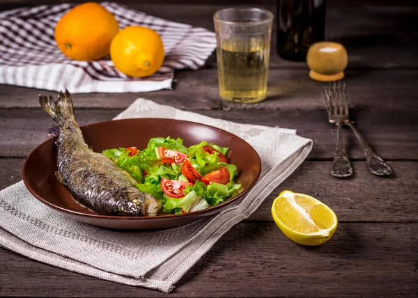 Pescado con ensalada y vino blanco — Foto de Stock