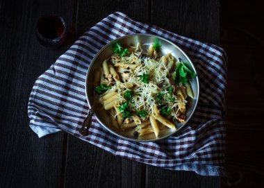 bir kase içinde yapıştırın 