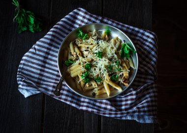 bir kase içinde yapıştırın 