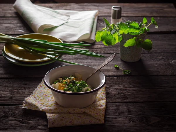 Зеленый салат с яйцами — стоковое фото
