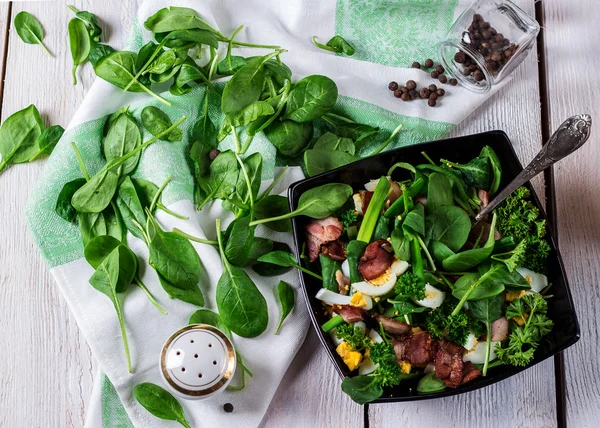 Ensalada verde con huevos y bakon — Foto de Stock