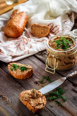 bir tavuk karaciğer yapıştırın