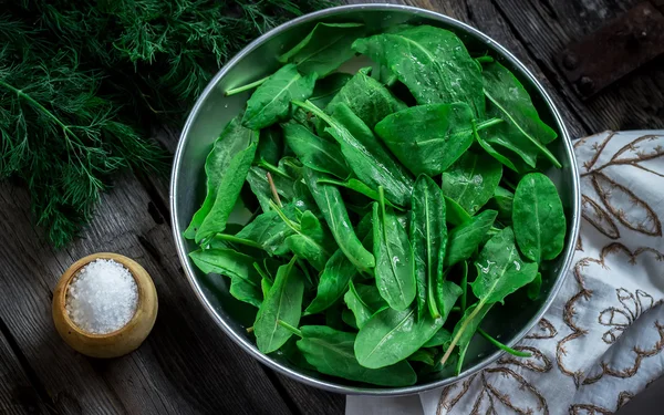 Sorrel de jardim em uma tigela na mesa de madeira . — Fotografia de Stock