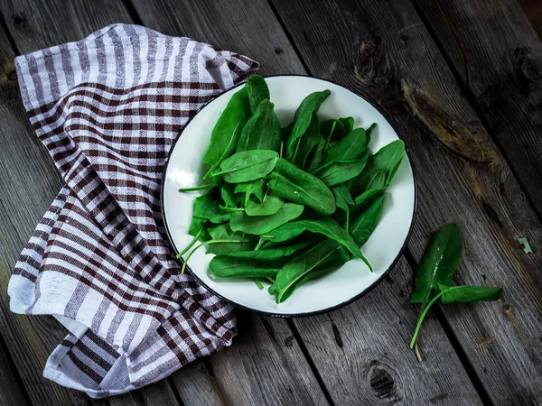 Sorrel giardino in una ciotola su tavolo di legno. Stile rustico . . — Foto Stock