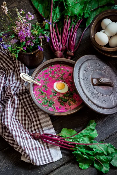 Russische koude soep met rode biet op donkere houten tafel. — Stockfoto