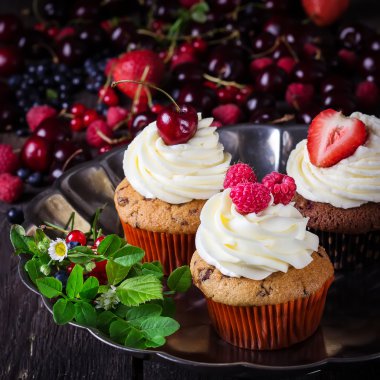 Metal tepsi kekleri meyveleri ile dekore edilmiştir.