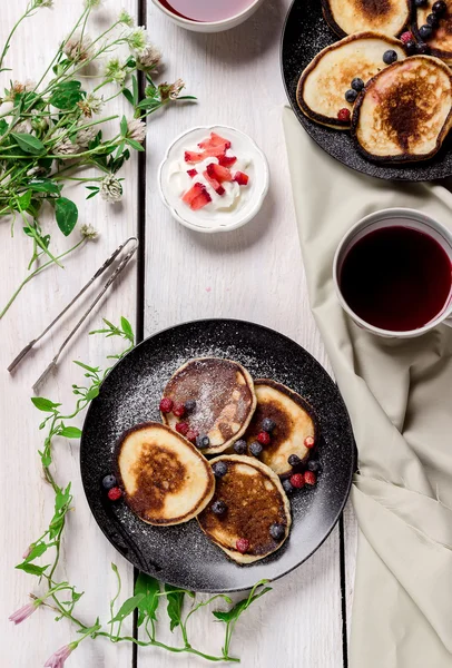 Pancakes with berries on wooden table. — Stock Photo, Image
