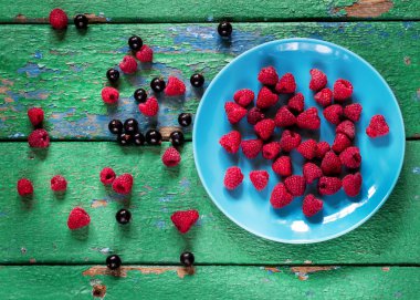 Eski rustik boyalı cracky yeşil (turqouise) ahşap zemin üzerine mavi plaka üzerinde meyveleri yaz. 