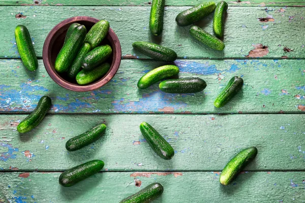 Cetrioli su vecchio tavolo di legno verde . — Foto Stock