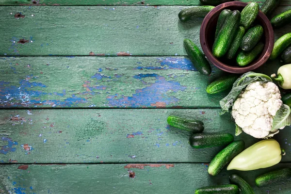 Cetrioli su vecchio tavolo di legno verde . — Foto Stock