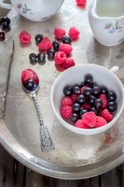 Yaz meyveleri eski metal tepsi üzerinde beyaz Kupası.