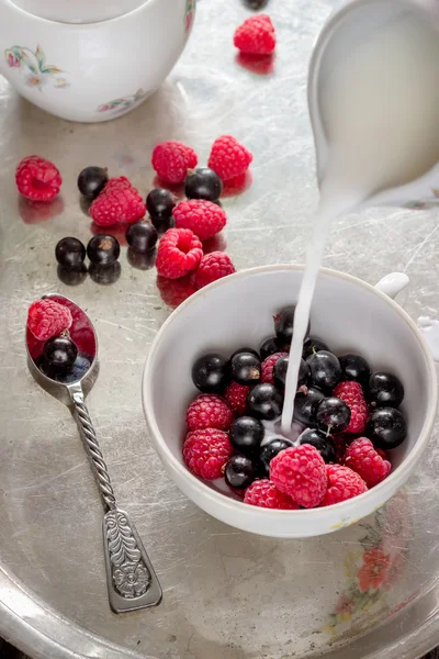 Letní plody v bílých cup na starý plechový tác. — Stock fotografie