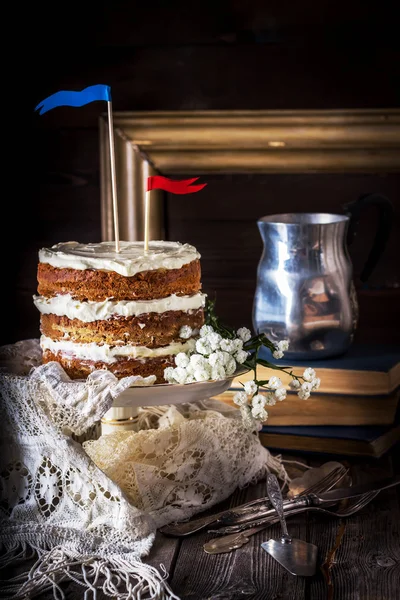 Naked Layer Cake, teapot, vintage tableware and books on wooden table. — Stock Photo, Image