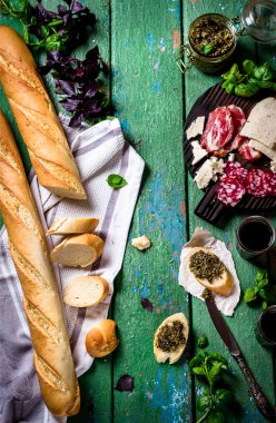 Et ve peynir, baquette, pesto ve şarap.