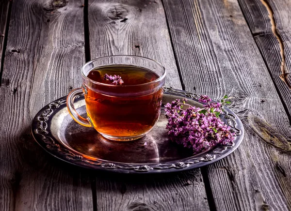 Τσάι με βότανα σε ξύλινα φόντο. — Φωτογραφία Αρχείου