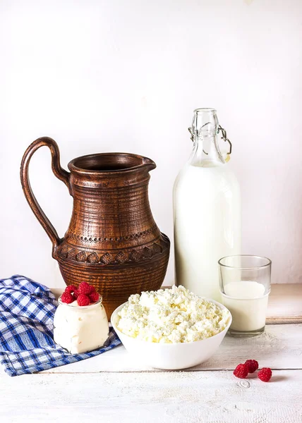 Молочные продукты на белом деревянном столе . — стоковое фото