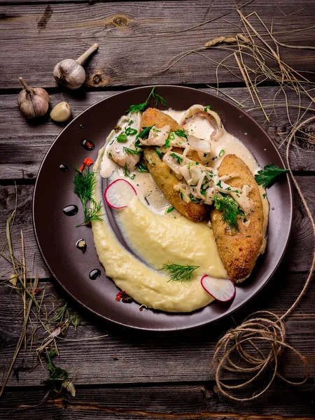 Pirzola Ahşap doğrama tahtası üzerinde patates püresi ile.