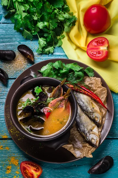 Sopa con mariscos en el tazón de cerámica . — Foto de Stock