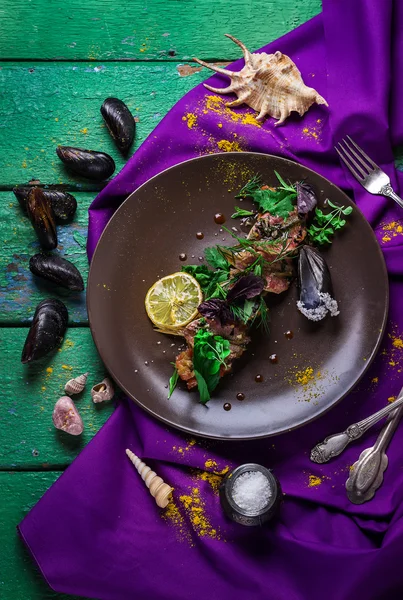 Ensalada con mejillones sobre un fondo verde viejo . — Foto de Stock