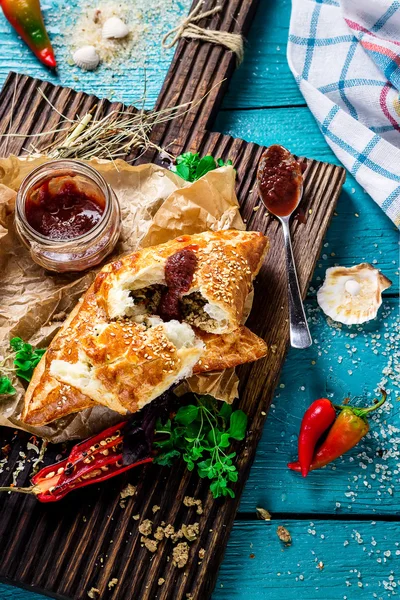 Pasta et ve kesme tahtası üzerinde sos ile.