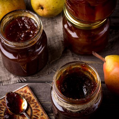 Ahşap bir masa üzerinde Armut Reçeli. 