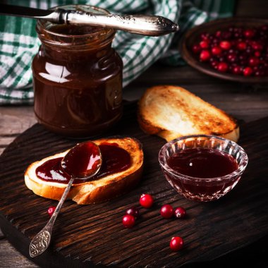 Reçel ve tost ahşap bir masa üzerinde.