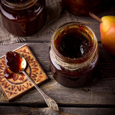 Ahşap bir masa üzerinde Armut Reçeli.  