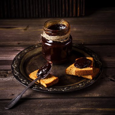 Kavanoz reçel ve metal tepsi üzerinde tost ile. Vintage tarzı.