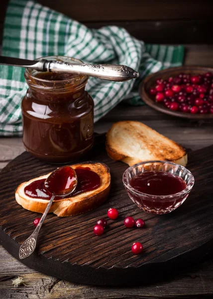 Toasty, marmeláda a brusinkovou na temné prkénko. — Stock fotografie