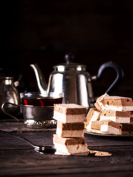 ?Чай и чайник на тёмном деревянном столе . — стоковое фото