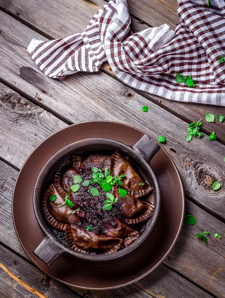 Albóndigas de champiñones en un tazón sobre mesa de madera . — Foto de Stock