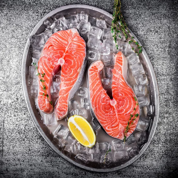 Estacas de trucha cruda con limón y romero en bandeja de metal . — Foto de Stock