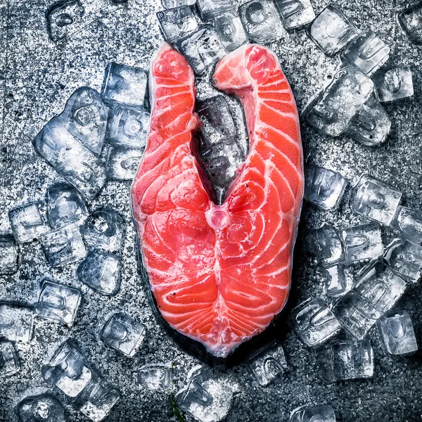 Estaca de trucha cruda y hielo sobre fondo metálico . — Foto de Stock