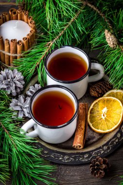 İki bardak çay vintage metal tepsi, Noel dekorasyon. 