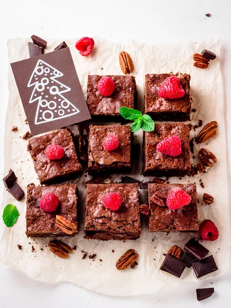  Fındıklı Brownie adet çilek ile dekore edilmiş ve beyaz kağıt üzerine nane yaprakları.