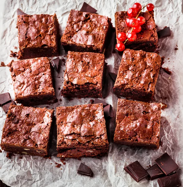  Çilek beyaz kağıt üzerinde fındık Brownie taşlarla süslenmiş.