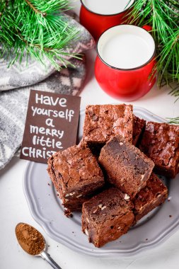  Plaka ve iki bardak süt Fındıklı kek parçaları.