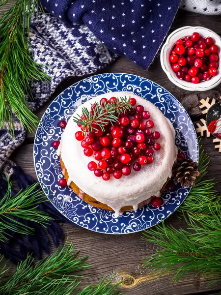 Bolo com cranberry para o Natal. Fundo de madeira . — Fotografia de Stock