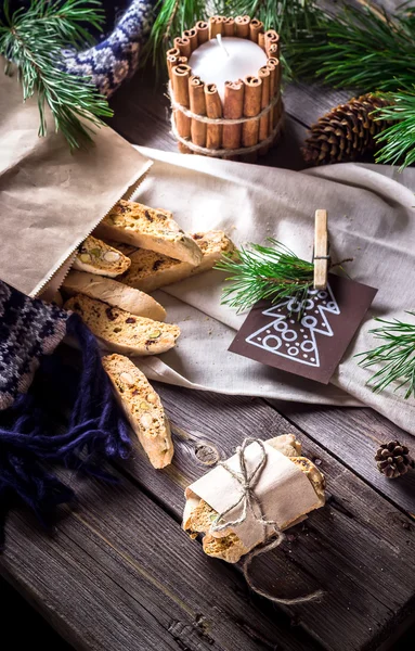 Biscotti italiani su sfondo di legno . — Foto Stock