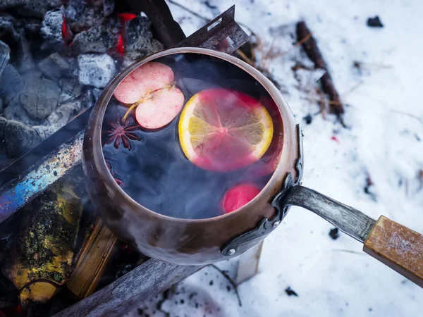 Vintage kepçe ile bir yangın sıcak mulled şarap. 