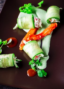 Bir yengeç bir salatalık ile gelen snack.