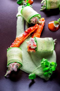 Bir yengeç bir salatalık ile gelen snack.