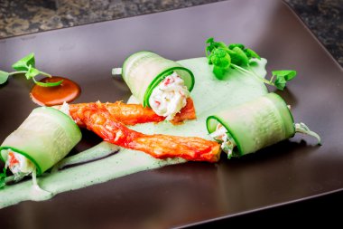 Bir yengeç bir salatalık ile gelen snack.