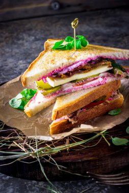 Club sandviç haşlanmış domuz, domuz pastırması ve turşu ile.