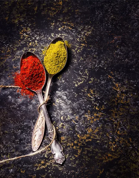 Karanlık taş zemin üzerine baharat. 