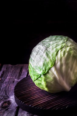  Lahana koyu ahşap arka plan üzerinde. 