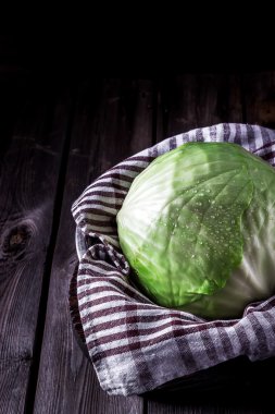  Lahana koyu ahşap arka plan üzerinde.  